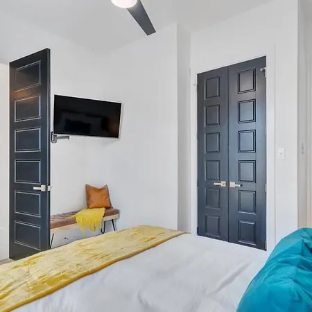 Holiday home Charming 5br Retreat Near Park In