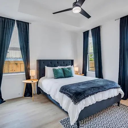 Charming 5br Retreat Near Park In Holiday home