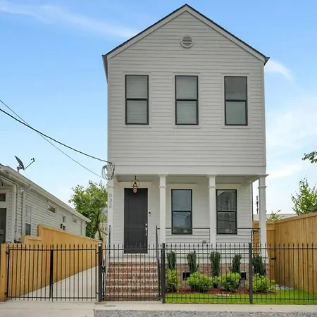 Holiday home Charming 5br Retreat Near Park In *