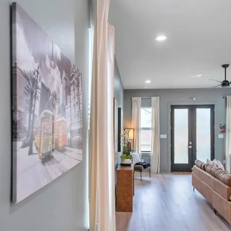 Charming 5br Retreat Near Park In *
