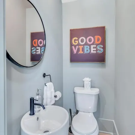 Charming 5br Retreat Near Park In