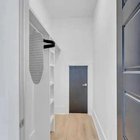 Charming 5br Retreat Near Park In Holiday home *
