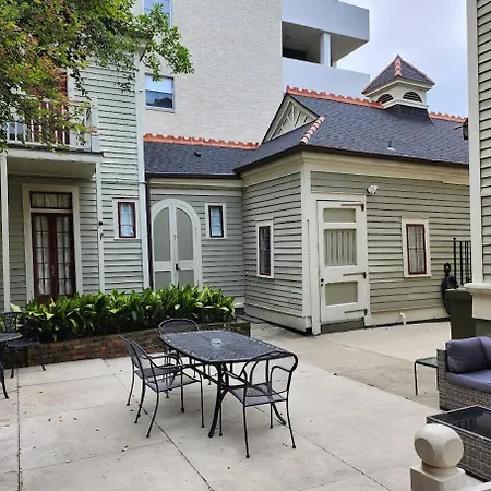 Walker Mansion On St Charles Ave - Unit 2