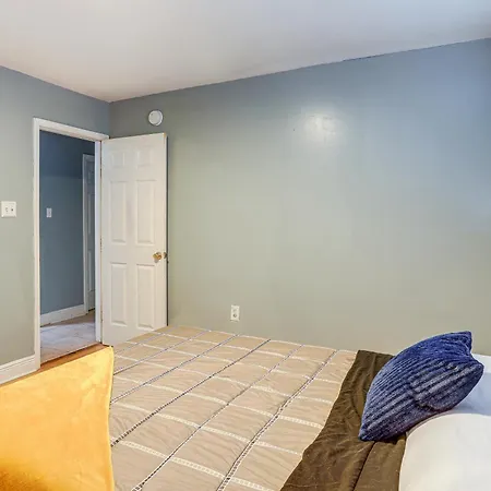 Fenced Backyard: Spacious Home! Holiday home New Orleans