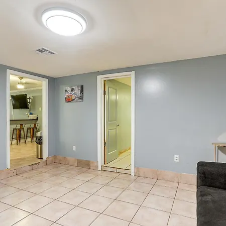 Fenced Backyard: Spacious Home! New Orleans