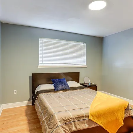 Fenced Backyard: Spacious Home! Holiday home