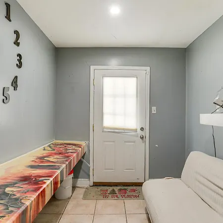 Fenced Backyard: Spacious Home! New Orleans