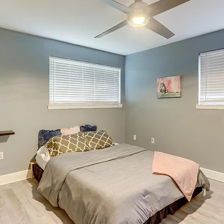 Fenced Backyard: Spacious Home! New Orleans