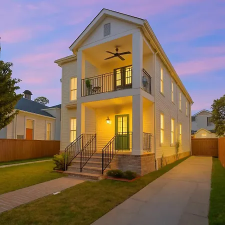 Chic & - Renovated Gem With Gated Parking Holiday home *