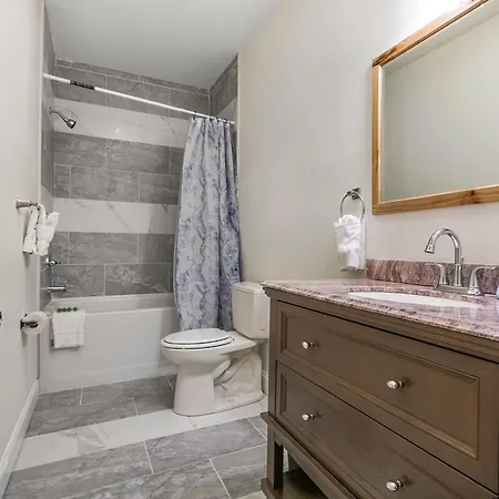 Stunning Close To French Quarter Apartment *