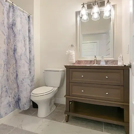 Stunning Close To French Quarter Apartment *