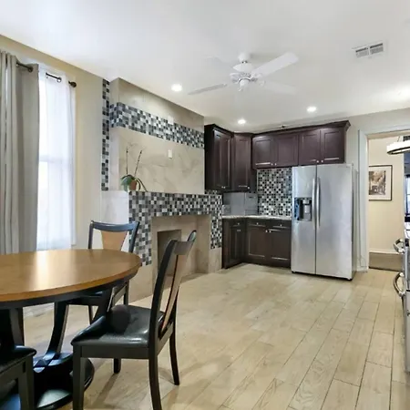 Spacious On Carondelet Street Close To The French Quarter *