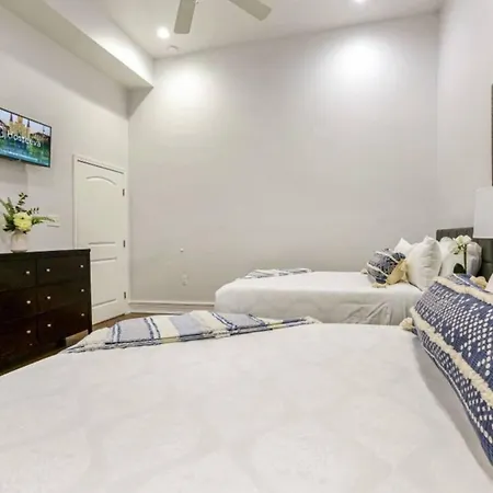 Spacious On Carondelet Street Close To The French Quarter Apartment New Orleans