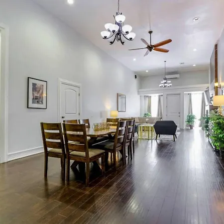 Spacious On Carondelet Street Close To The French Quarter *