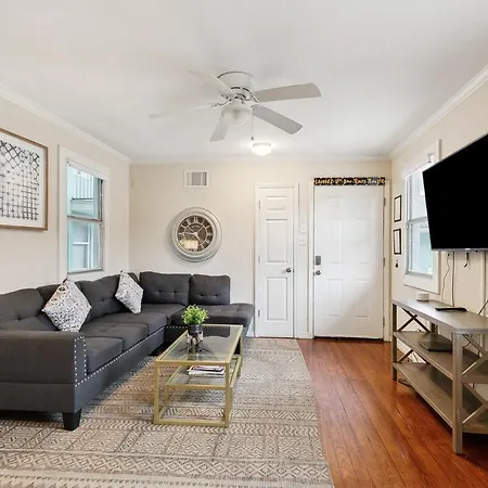 Cute 2bed 1 Bath 1half Bath, 7 Blocks From French Q Steps To Jazz Venues, Free Gated Parking Incl Apartment *