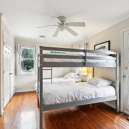 Cute 2bed 1 Bath 1half Bath, 7 Blocks From French Q Steps To Jazz Venues, Free Gated Parking Incl Apartment
