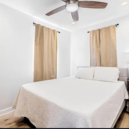 Mid Canal St 2 Bedroom Cute House Holiday home *