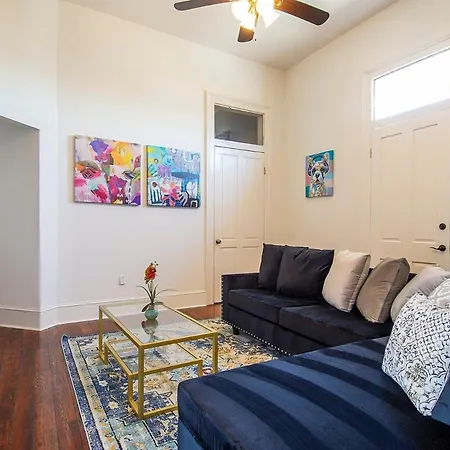 Apartment Historic 3 Bedroom 4blocks From Famous St Charles Ave Mardi Gras Parade Route, Steps To Jazz Venues And Restaurants *
