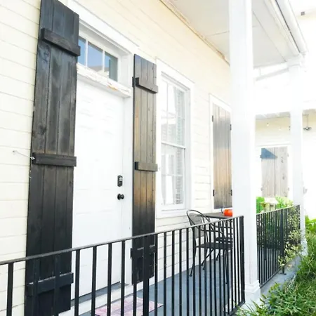 Dumaine Historic Gem - Front House 1bed