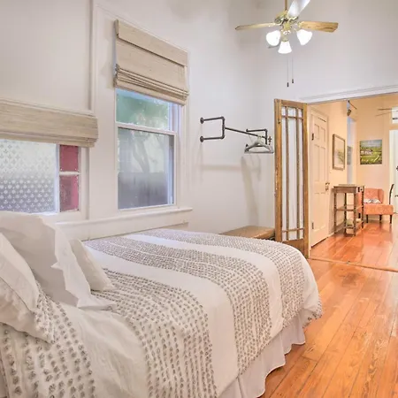 Perfect Location: Inviting Uptown Apt! *