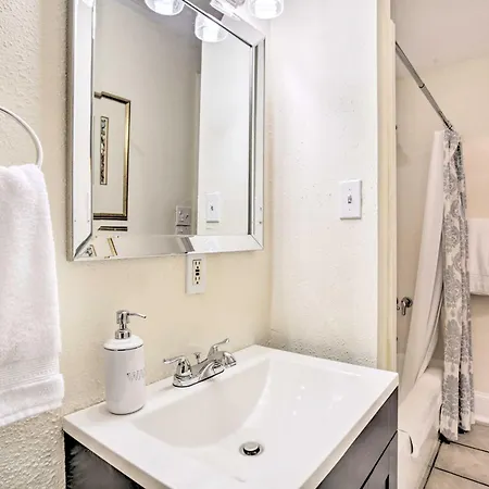 Perfect Location: Inviting Uptown Apt! Apartment