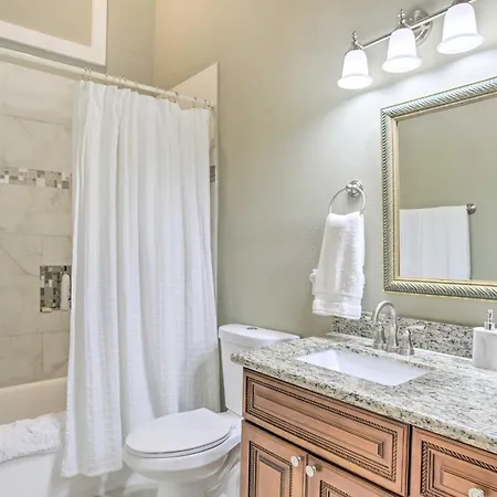 Apartment Perfect Location: Inviting Uptown Apt!
