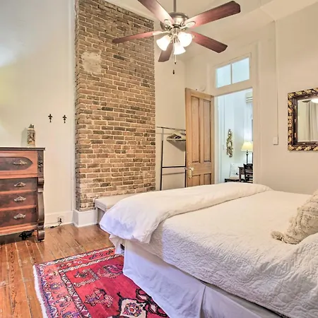 Perfect Location: Inviting Uptown Apt! Apartment