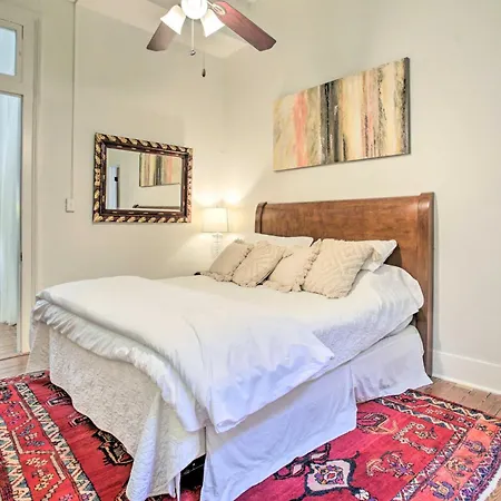 Perfect Location: Inviting Uptown Apt! Apartment *