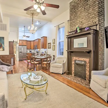 Perfect Location: Inviting Uptown Apt! *