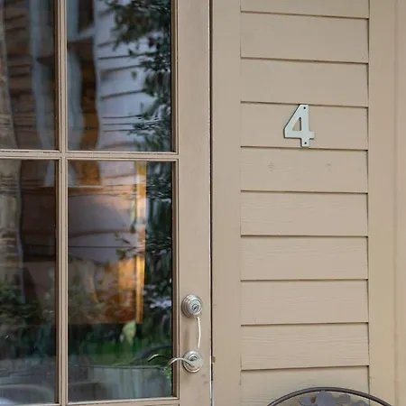Engine 24 Firehouse Bed & Breakfast 3*