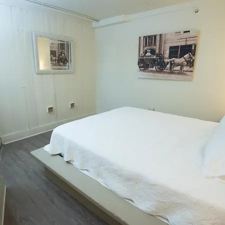 Engine 24 Firehouse Bed & Breakfast 3*