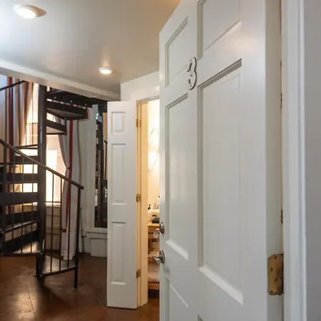 Engine 24 Firehouse Bed & Breakfast 3*