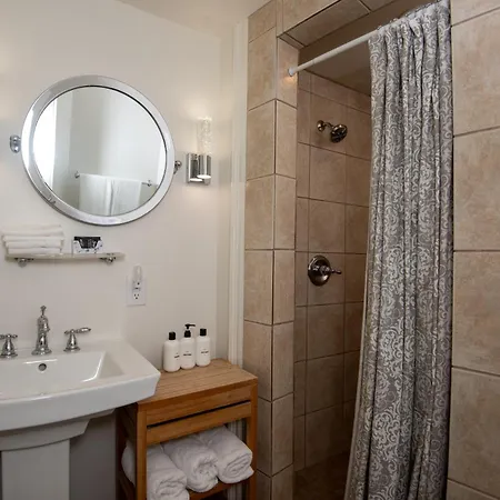 Engine 24 Firehouse Bed & Breakfast 3*