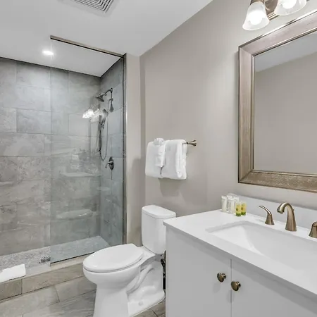 Spacious 4bd Condo, Sleeps 12, Walk To Bourbon St & Superdome New Orleans