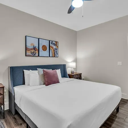 Spacious 4bd Condo, Sleeps 12, Walk To Bourbon St & Superdome Apartment *