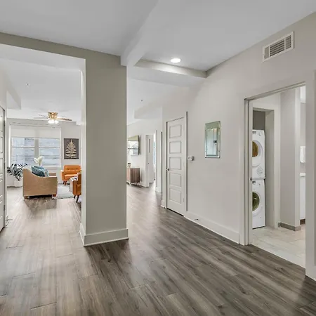 Spacious 4bd Condo, Sleeps 12, Walk To Bourbon St & Superdome Apartment