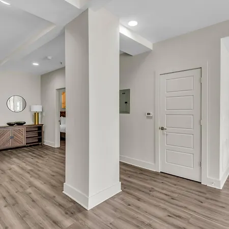 Spacious 4bd Condo, Sleeps 12, Walk To Bourbon St & Superdome Apartment *