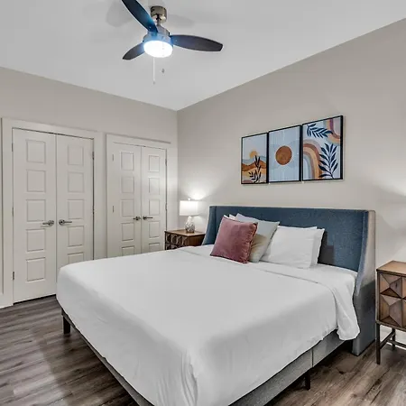 Spacious 4bd Condo, Sleeps 12, Walk To Bourbon St & Superdome Apartment