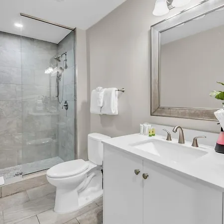Spacious 4bd Condo, Sleeps 12, Walk To Bourbon St & Superdome Apartment New Orleans