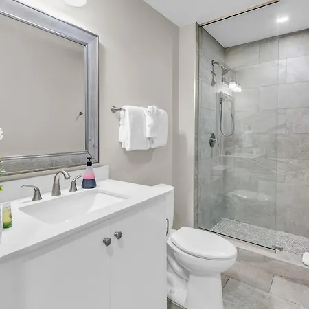 Spacious 4bd Condo, Sleeps 12, Walk To Bourbon St & Superdome Apartment *