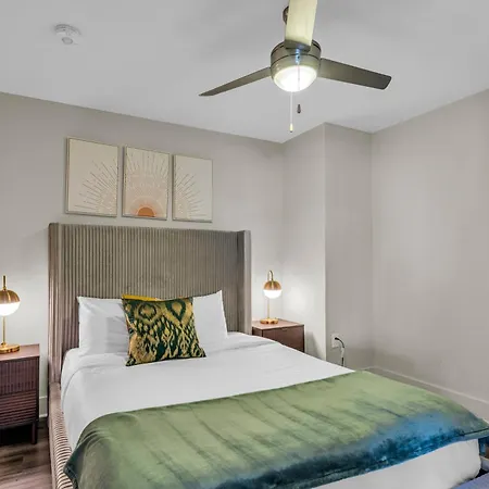 Spacious 4bd Condo, Sleeps 12, Walk To Bourbon St & Superdome Apartment New Orleans