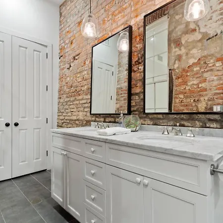Group-friendly Nola Near Bourbon