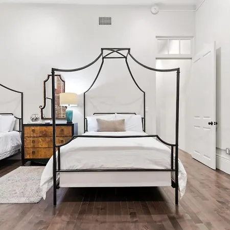 Group-friendly Nola Near Bourbon *