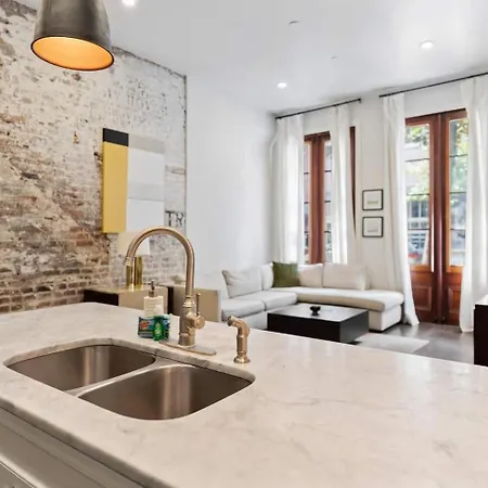 Group-friendly Nola Near Bourbon *