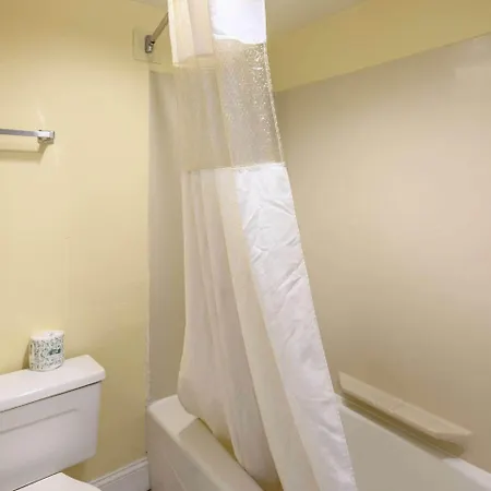 Quality I-10 East Hotel 3*