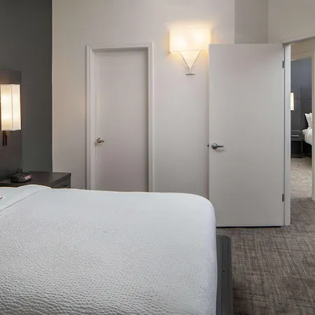 Sonesta Es Convention Center 3*