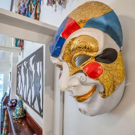 Historic Mardi Gras 3*