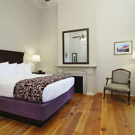 On St. Ann, A French Quarter 3* New Orleans
