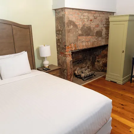 On St. Ann, A French Quarter 3* New Orleans