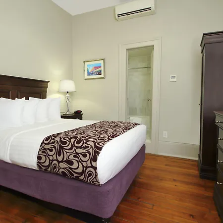 On St. Peter, A French Quarter 3*